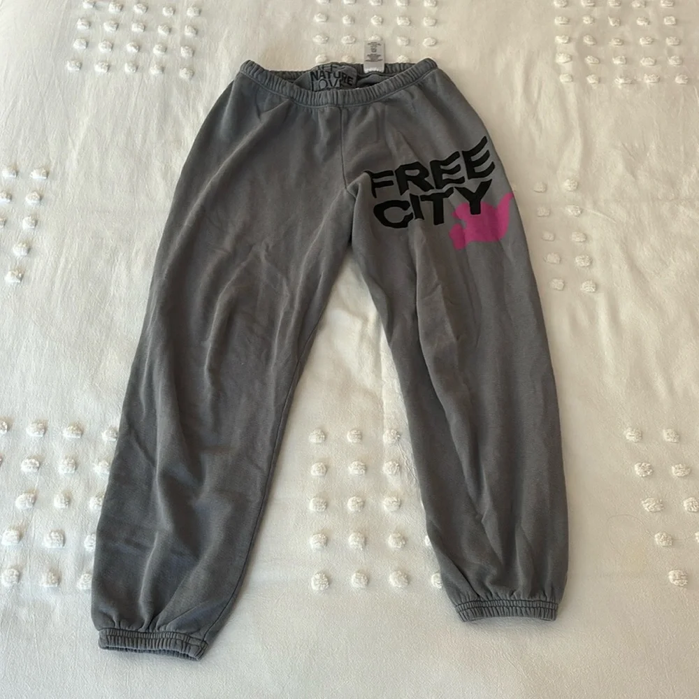FREE CITY SWEATS - Picture 1 of 3